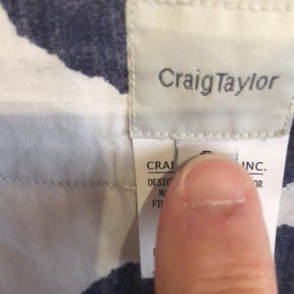 Low neck carton top with large design top! - Picture 2 of 6